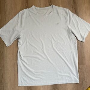 Arc'teryx Men's Soft Gray Short Sleeve Tee